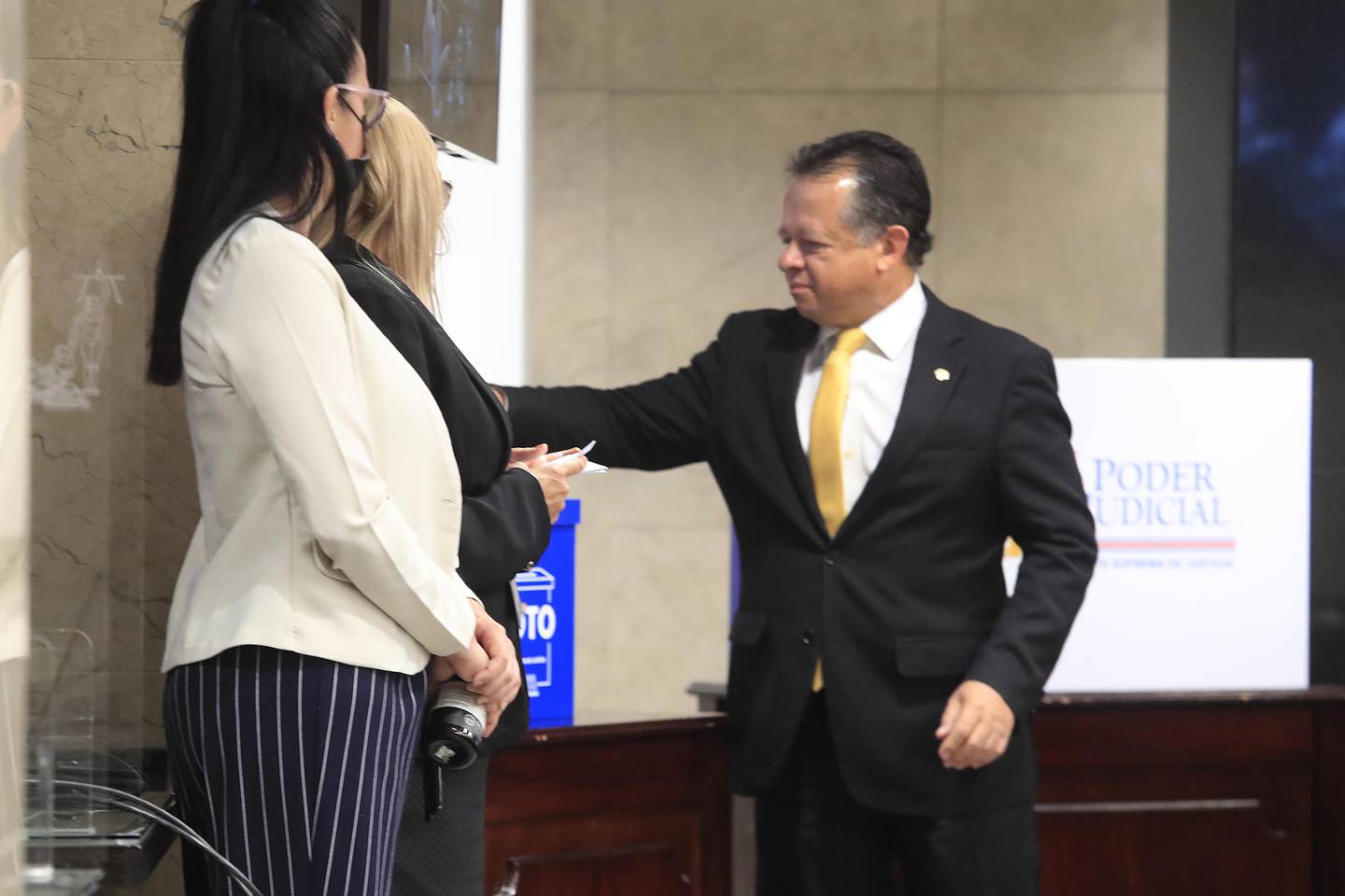 Mujer de pie con traje formal
Descripción generada automáticamente con confianza media